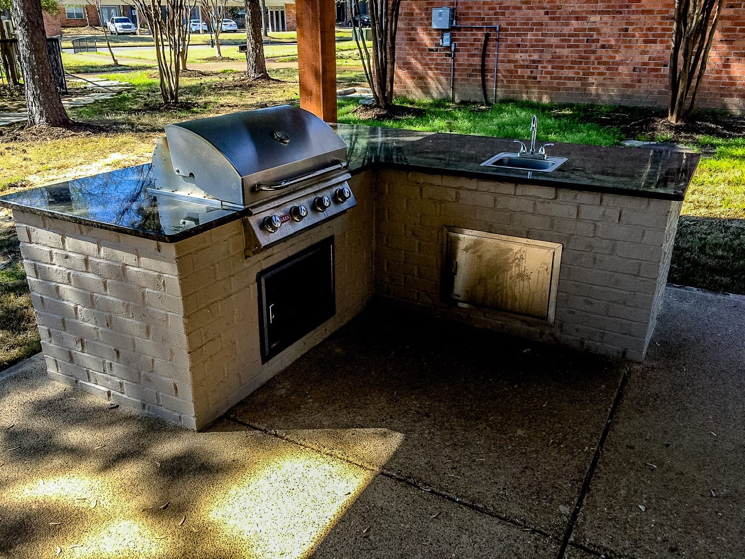 common features in a memphis outdoor kitchen